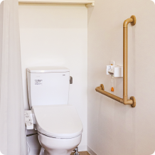 トイレには手すり付きで安心